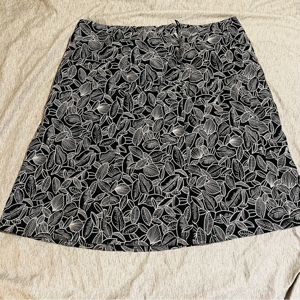 Talbots Black/White A-Line Knee-Length Skirt Floral Leaf Design -Women’s Size 16 - Picture 5 of 8